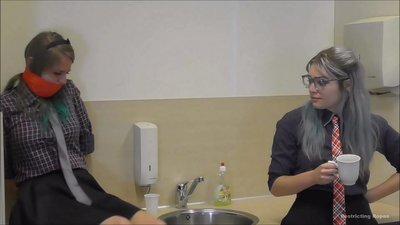 중독된 / 묶여 및 재갈 / 고민에 빠진 여자